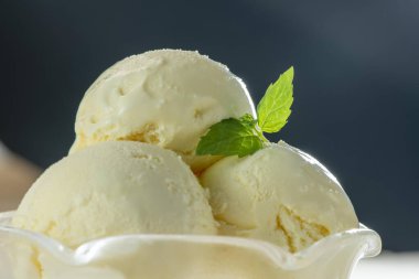 Taze ve lezzetli sütten yapılmış dondurma.