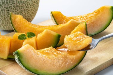 Tarlada taze, tatlı ve lezzetli karpuzlar hasat edildi.