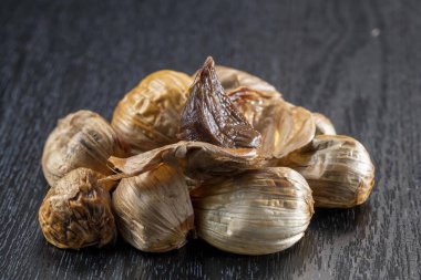 Lezzetli ve enerjik siyah sarımsak.