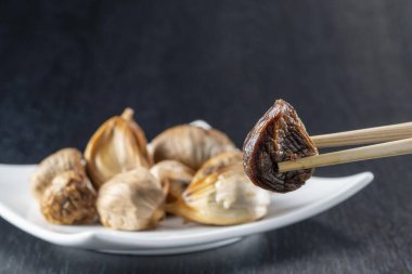 Lezzetli ve enerjik siyah sarımsak.