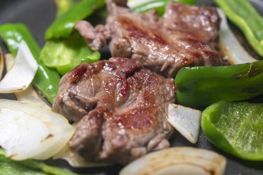 Japon taze ve lezzetli kuzu yemeği.