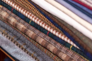 Erkek ve batı kıyafetleri için güzel iplikler ve kumaşlar.