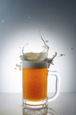 Soğuk ve lezzetli biranın görüntüsü
