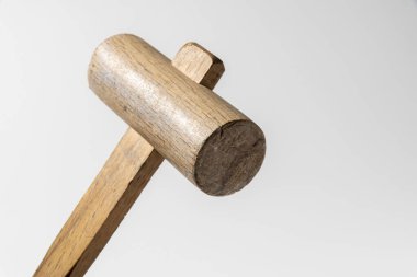 Tahta çekiç, kaşımayı zorlaştıran yumuşak bir vuruştur.