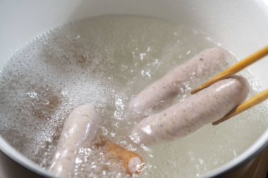 Mutfakta yemek yaparken nefis sosis.
