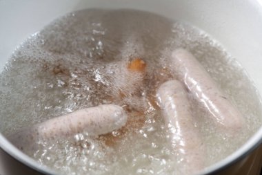 Mutfakta yemek yaparken nefis sosis.