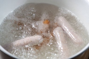 Mutfakta yemek yaparken nefis sosis.