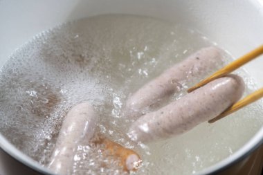 Mutfakta yemek yaparken nefis sosis.