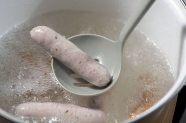 Mutfakta yemek yaparken nefis sosis.