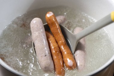 Mutfakta yemek yaparken nefis sosis.