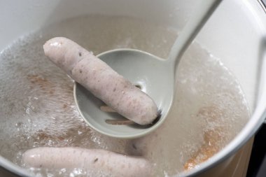 Mutfakta yemek yaparken nefis sosis.