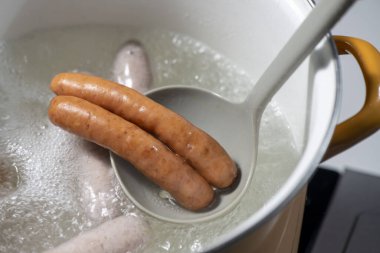Mutfakta yemek yaparken nefis sosis.
