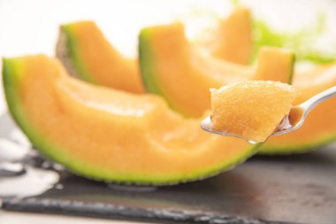 Tarlada taze, tatlı ve lezzetli karpuzlar hasat edildi.