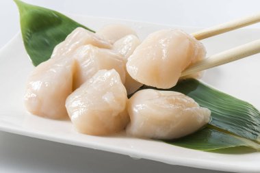 Japon taze ve lezzetli deniz tarağı sashimi tabağı.