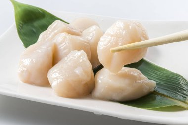 Japon taze ve lezzetli deniz tarağı sashimi tabağı.