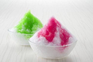 Sıcak yaz mevsiminde yendiğinde bol bol lezzetli şerbetli buzlu sandviç.