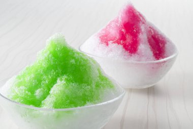 Sıcak yaz mevsiminde yendiğinde bol bol lezzetli şerbetli buzlu sandviç.