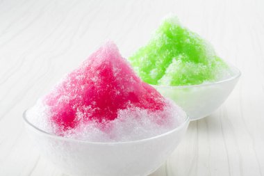 Sıcak yaz mevsiminde yendiğinde bol bol lezzetli şerbetli buzlu sandviç.