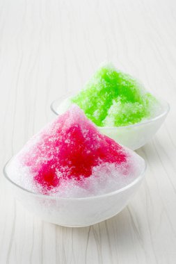 Sıcak yaz mevsiminde yendiğinde bol bol lezzetli şerbetli buzlu sandviç.