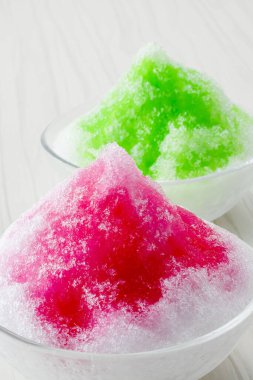 Sıcak yaz mevsiminde yendiğinde bol bol lezzetli şerbetli buzlu sandviç.