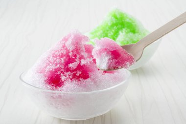 Sıcak yaz mevsiminde yendiğinde bol bol lezzetli şerbetli buzlu sandviç.