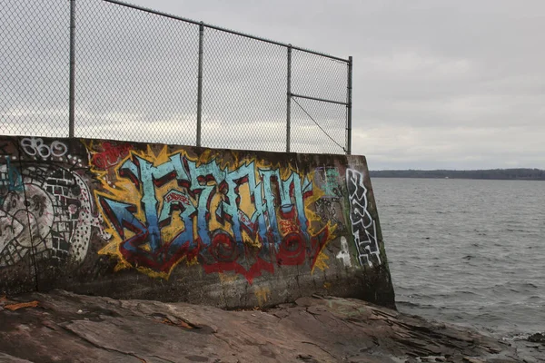 Graffiti Beschmierte Wand Mit Blick Auf Den See — Stockfoto