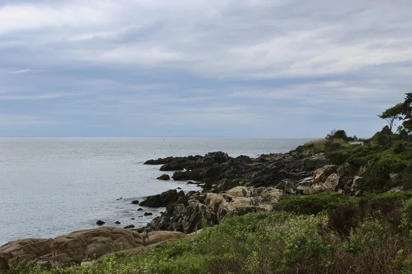 Rock Cliff Overlooking Atlantic Ocean — Stock Photo, Image