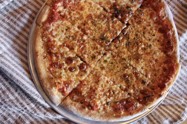 Τυρί Πίτσα Στο Δίσκο Μετάλλιο Στο Εστιατόριο — Φωτογραφία Αρχείου