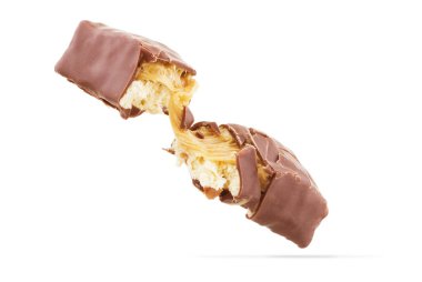 Beyaz arka planda kırık çikolata.