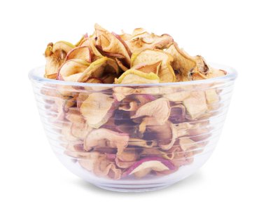 Beyaz bir arka plan üzerinde dağınık kurutulmuş elma.