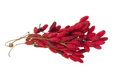 goji meyveleri izole yığını yakınındaki berberries ile metal kova 