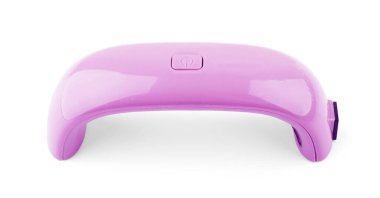 Kadın ojesini ultraviyole lambayla kurutuyor.