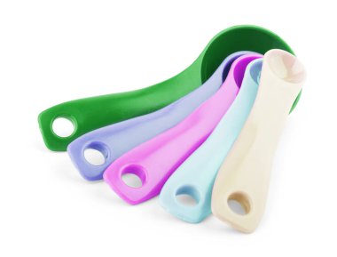 Beyaz arka plan üzerinde ölçüm kaşığı plastik