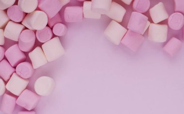 Pembe ve beyaz lokumlar pembe üzerine 