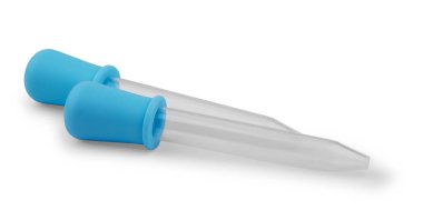 Yüzeyde organik serum şişeleri ve beyaza yansıyan yansıma.