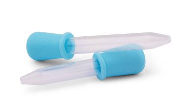 Yüzeyde organik serum şişeleri ve beyaza yansıyan yansıma.