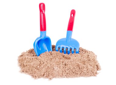 Kumdan kale ve kumsal kürekleri beyaza 