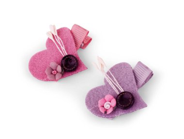 Beyaz arka planda kalp şeklinde bir saç tokası izole edilmiş.