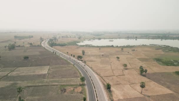 印度泰兰加纳国家公路的空中景观 从空中俯瞰庄稼田之间的公路 — 图库视频影像
