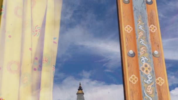 Reflexion Einer Buddhistischen Stupa Bhutan Einem Glasfenster Mit Holzrahmen — Stockvideo
