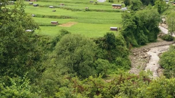 부탄에 위치한 흐르는 흐름과 배경에 구름과 계곡의 — 비디오