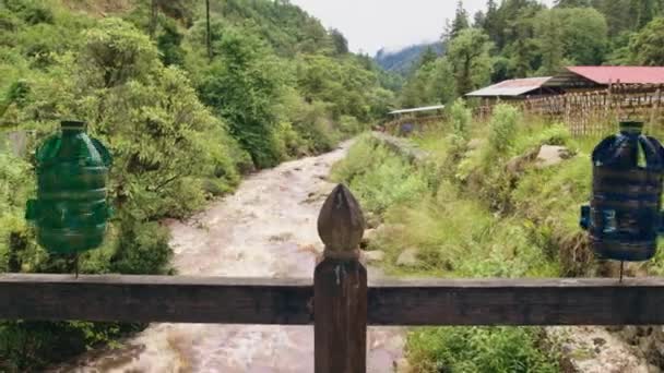 부탄의 지방의 계곡에서 흐르는 흐름의 — 비디오