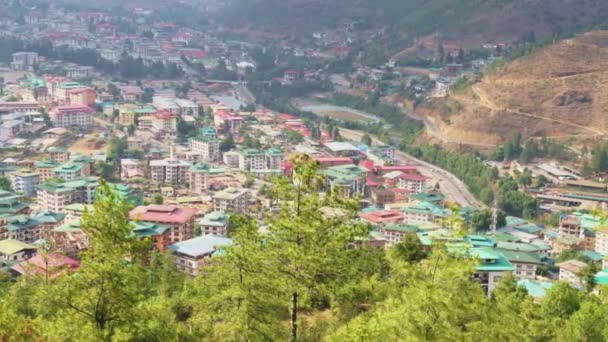 位于不丹的廷布市全景 廷布市的建筑物和道路全景 — 图库视频影像