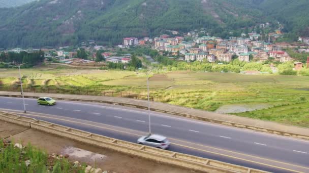 Uitzicht Voertuigen Een Weg Thimphu Stad Gelegen Bhutan — Stockvideo