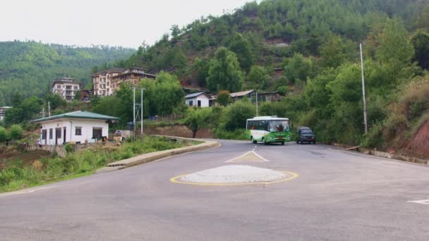 Vista Vehículos Una Carretera Ciudad Thimphu Ubicada Bután — Vídeo de stock