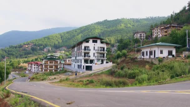 Uitzicht Voertuigen Een Weg Thimphu Stad Gelegen Bhutan — Stockvideo