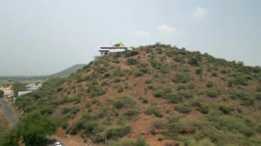 Hindistan 'ın güneyindeki bir tepenin tepesindeki tapınağın, tepedeki tapınağın havadan görüntüsü.