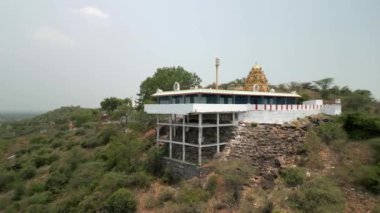 Güney Hindistan 'daki bir tepenin tepesindeki tapınağın panorama eğrisi görüntüsü, tepedeki tapınağın havadan görüntüsü.