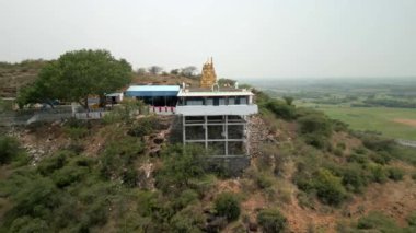 Güney Hindistan 'daki bir tepenin tepesindeki tapınağın insansız hava aracı görüntüsü, tepedeki tapınağın havadan görüntüsü.