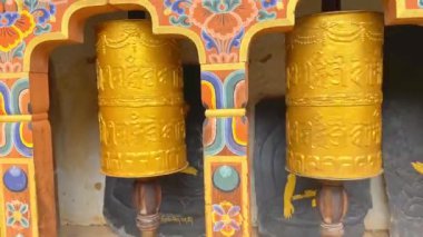 Bhutan 'daki bir manastırda dönen Budist dua çarklarının görüntüsü 